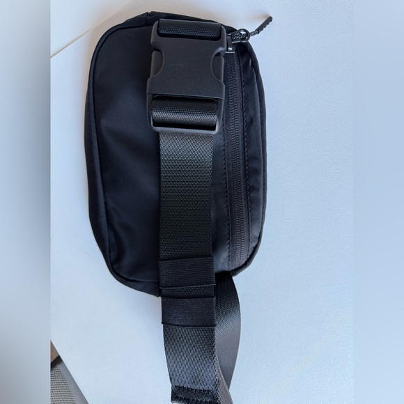 Lululemon everywhere belt bag - Picture 3 of 4